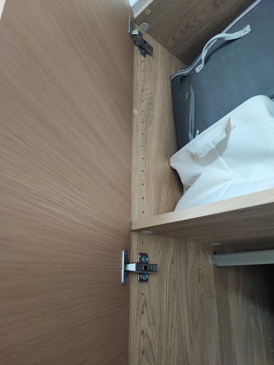 東京都江東区有明　クローゼット扉の蝶番×6箇所交換