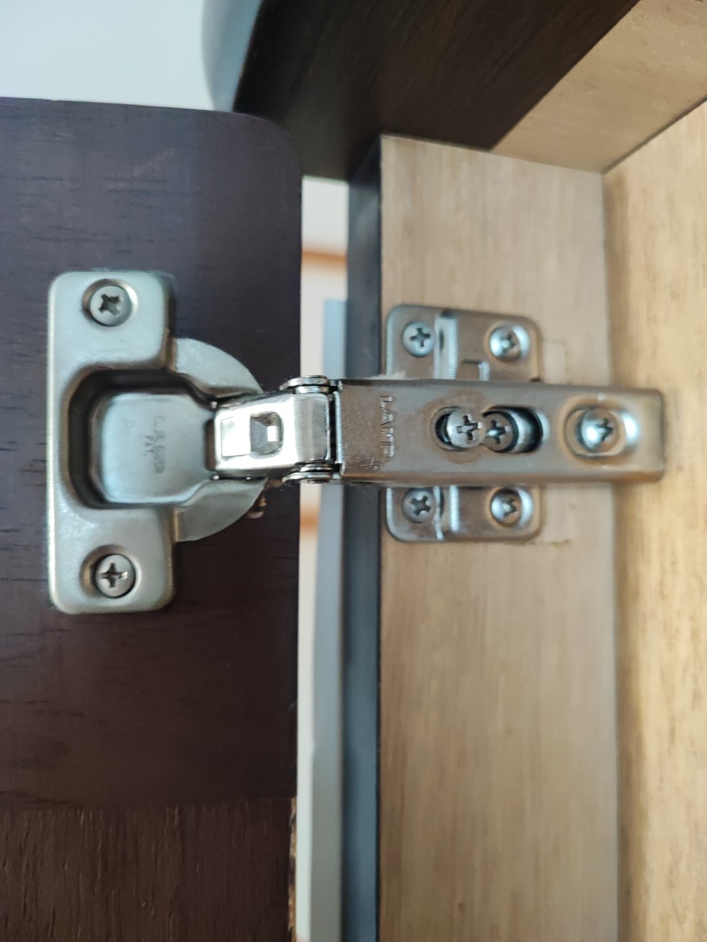 千葉県市川市　婚礼箪笥蝶番交換×4箇所