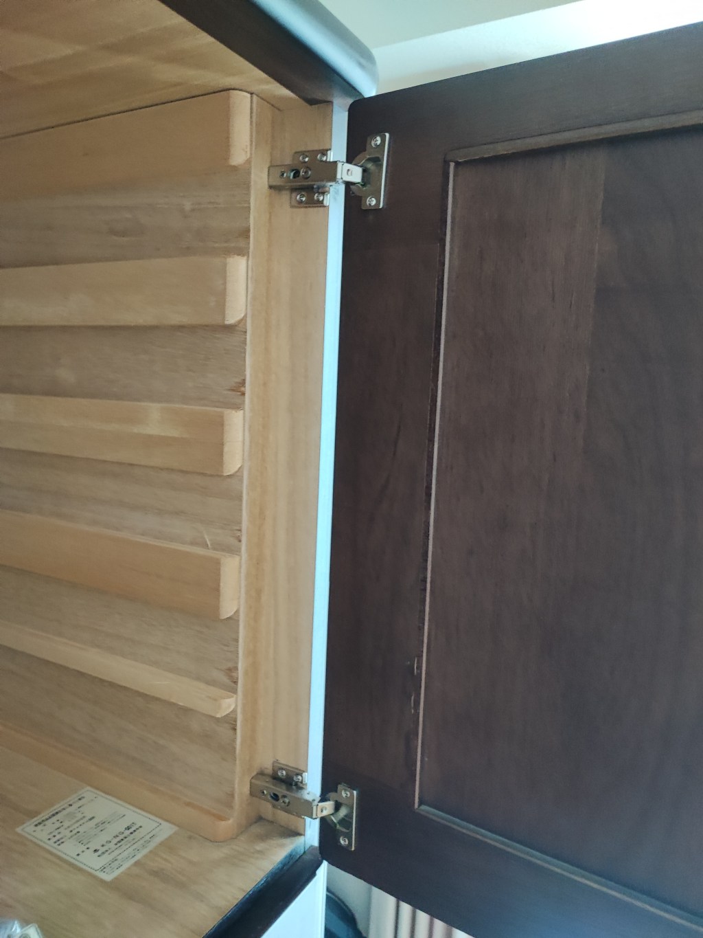 東京都墨田区S様　婚礼箪笥の破損した蝶番を交換しました。